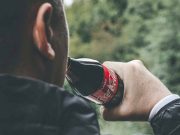 Dvaadvacetiletý mladík vypil láhev Coca-Coly a zemřel. Lékaři odhalili příčinu smrti