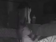 Jejich holčička se probudila s poškrábaným obličejem. Když sledovali video z kamery, ztuhli