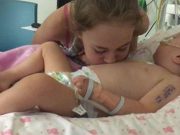 Dala pusu na břicho své sestře v bezvědomí. Lékaři nemohli uvěřit tomu, co se začalo dít