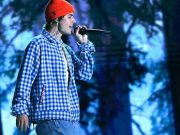 Justin Bieber žádá o modlitby. Ukázal ochrnutý obličej