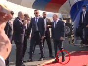 Všimli si toho, když Putin opustil letadlo. Síť vřela