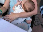 Kojící matce bylo řečeno, aby se přikryla. Její reakce si získala srdce tisíců uživatelů internetu